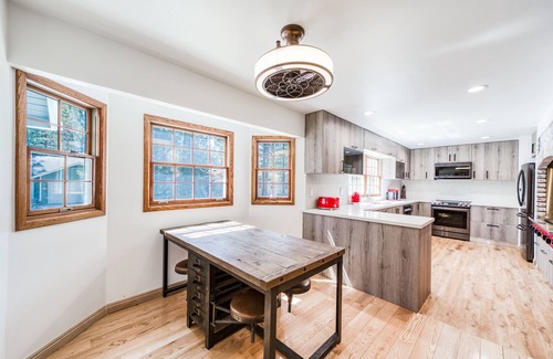 Fox Farm Cabin | Bears Palace at Big Bear ~ Swim Spa ~ Games ~ Central Luxe Chalet Retreat~