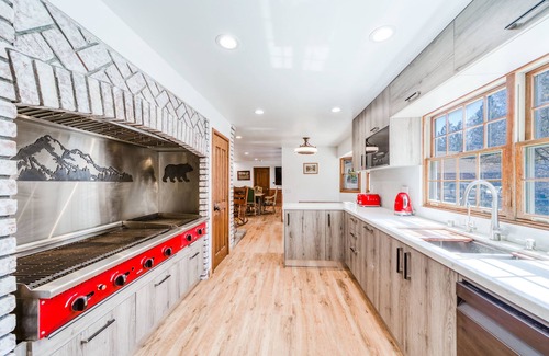 Fox Farm Cabin | Bears Palace at Big Bear ~ Swim Spa ~ Games ~ Central Luxe Chalet Retreat~