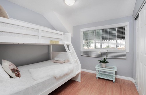 Larchmont House | Beautiful 2-story House Near Hollywood!