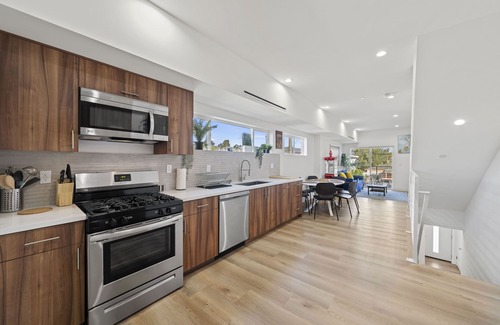NoHo Arts District House | Beautiful 4 Bedrooms Townhome new construction in NoHO! nPerfect for family!