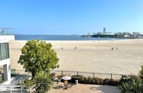 Alamitos Beach Apartment | Beautiful Bright Condo Steps Away from the Beach