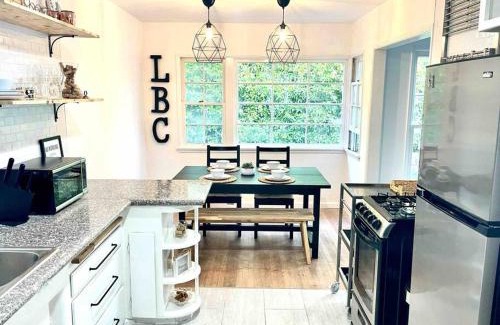 Alamitos Beach Apartment | Beautiful Bright Condo Steps Away from the Beach