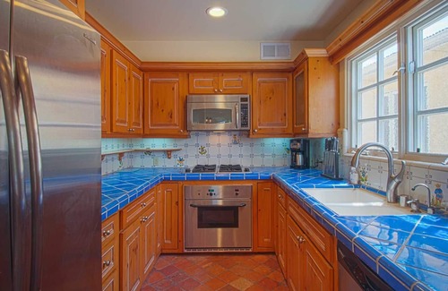 Balboa Peninsula Condo | Beautiful, bright and charming 3-story townhouse on an amazing street in Newport!
