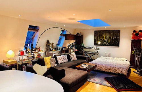 Camden Town with Primrose Hill Apartment | Beautiful double-bed room & living room w/sofa bed available in Camden Town