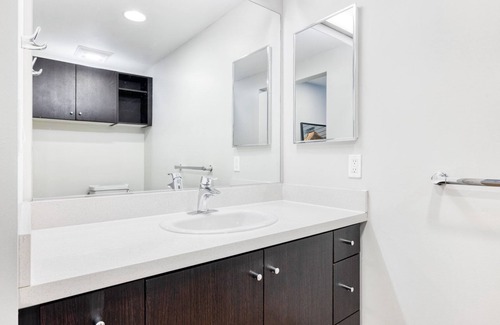 Little Tokyo Apartment | Beautiful Downtown 1BR w/ Gym & Pool, near Staples Center, by Blueground