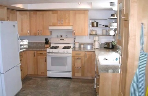 South Mission Beach Condo | Beautiful South Mission Suite-4 doors from Bay and a short walk to the ocean