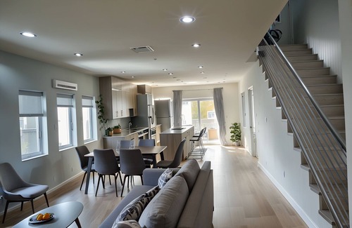 La Brea House | 𝐵𝑒𝒶𝓊𝓉𝒾𝒻𝓊𝓁 Townhouse Steps from Hollywood Blvd - ᗯITᕼ ᑭᖇIᐯᗩTE ᑭᗩTIO