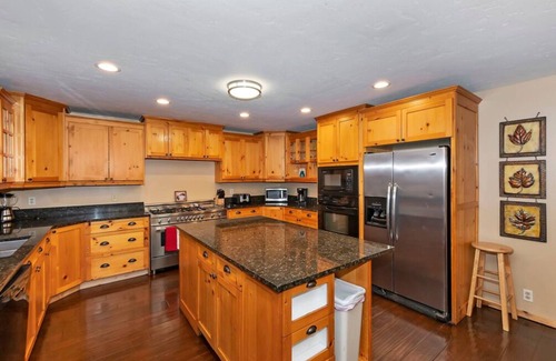 Summit Estates House | Big 10 Luxury Cabin/Walk to Snow Summit- HotTub