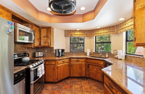 Fox Farm Cabin | Big Bear Bungalow by Destination Big Bear : Hot Tub! Fenced Yard! Internet! Gas BBQ! Luxury! Family Friendly! Wood Burning Fireplace!