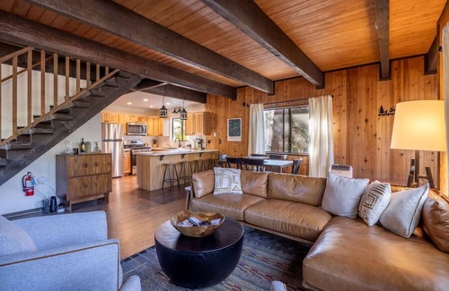 Whispering Forest Cabin | Big Blue|Rustic Modern, Jacuzzi, Centrally located