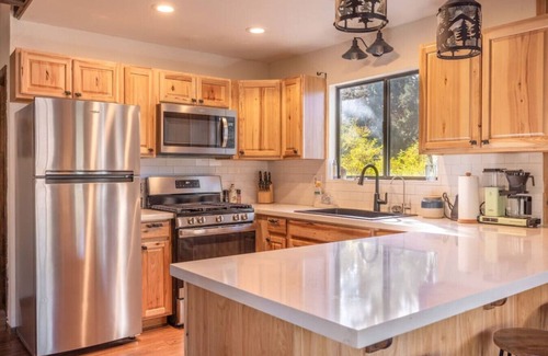 Whispering Forest Cabin | Big Blue|Rustic Modern, Jacuzzi, Centrally located