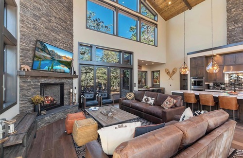 Upper Moonridge Cabin | Big Sky: Luxury Big Bear Lodge! Hot Tub! Pool Table! Fire Pit! 2 Primary Suites! Dog Friendly! A/C! Forest Walks! Arcade! EV Charger!