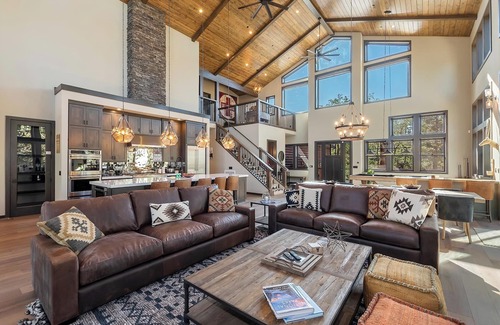 Upper Moonridge Cabin | Big Sky: Luxury Big Bear Lodge! Hot Tub! Pool Table! Fire Pit! 2 Primary Suites! Dog Friendly! A/C! Forest Walks! Arcade! EV Charger!
