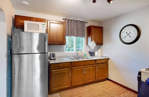 Village of La Jolla House | Bishops Brilliance Walk to La Jolla Village and ocean from this charming cottage