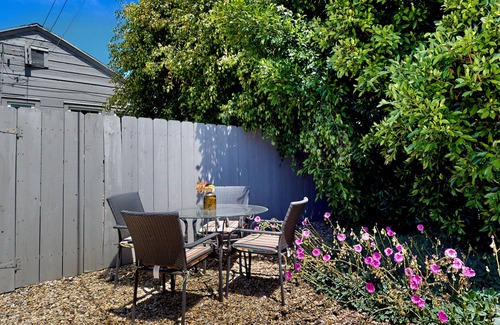 Village of La Jolla House | Bishops Brilliance Walk to La Jolla Village and ocean from this charming cottage