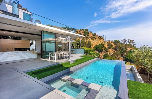 Hollywood Hills West House | Blue Heights Modern - The Ultimate Getaway in the Hills