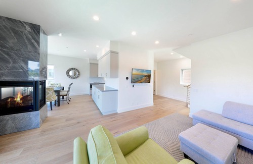 Corona del Mar House | Brand New Home w/underground garage, elevator, fast WiFi, AC - 7 min to beach!