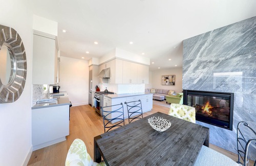 Corona del Mar House | Brand New Home w/underground garage, elevator, fast WiFi, AC - 7 min to beach!