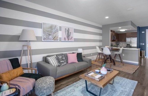 Wilshire Center Apartment | Bright 1BR Koreatown, Gym & Pool, walk to Wilshire by Blueground