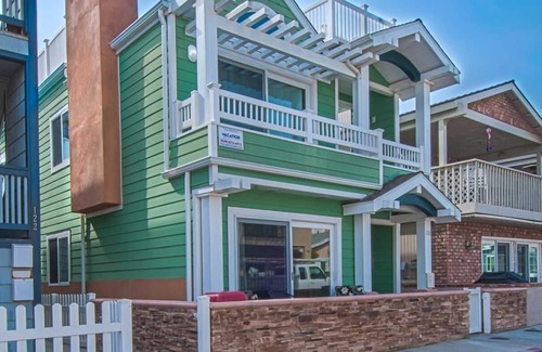 Newport Beach Condo | Bright and Cheery and Green.a beautiful lower unit with lots of personality!