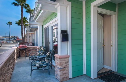 Newport Beach Condo | Bright and Cheery and Green.a beautiful lower unit with lots of personality!