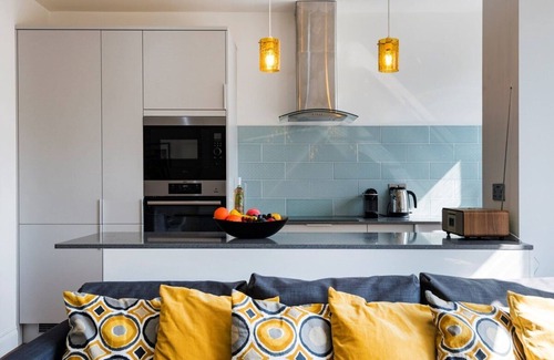 Earl's Court Apartment | Bright and Modern Earls Court Gem