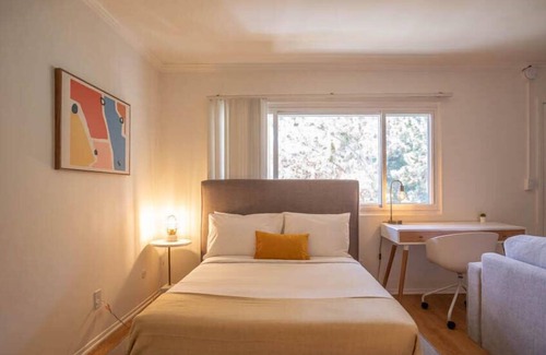 Los Angeles Apartment | Bright, comfortable Studio with fast WiFi