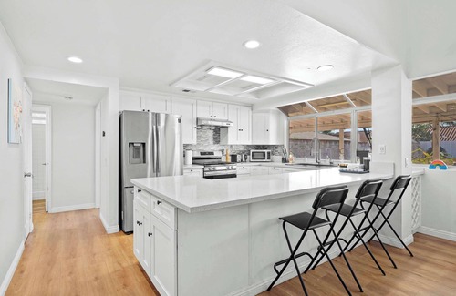 Valinda House | Bright Cozy Home w Full Kitchen, Garage Backyard