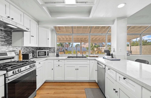 Valinda House | Bright Cozy Home w Full Kitchen, Garage Backyard