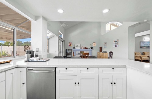 Valinda House | Bright Cozy Home w Full Kitchen, Garage Backyard