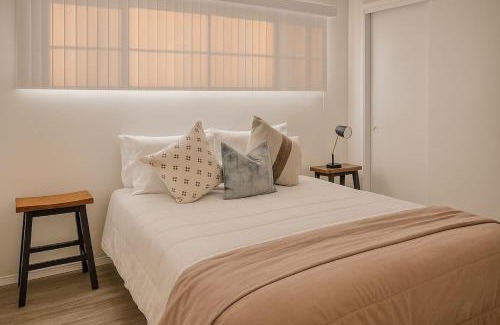 Oleander - Sunset Apartment | Bright & Cozy Modern Space Near Downtown