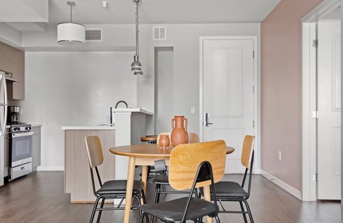 NoHo Arts District Apartment | Bright North Hollywood 2BR w/Pool, Gym & Roof, prime NoHo, by Blueground