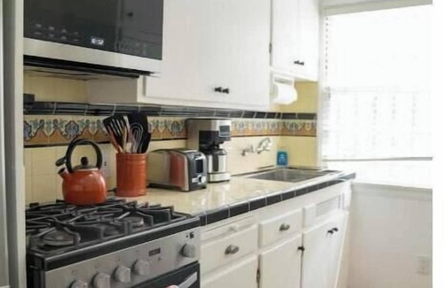 North of Wilshire Apartment | Bright Studio Garden Retreat near everything - B