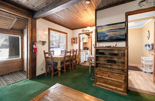 Big Bear Lake House | Brown Bear Inn - Couples Cabin, Walk to Zoo & Ski Shuttle, Barbecue
