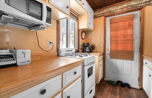 Big Bear Lake House | Brown Bear Inn - Couples Cabin, Walk to Zoo & Ski Shuttle, Barbecue