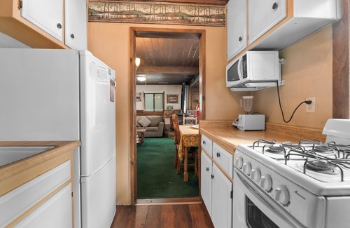 Big Bear Lake House | Brown Bear Inn - Couples Cabin, Walk to Zoo & Ski Shuttle, Barbecue