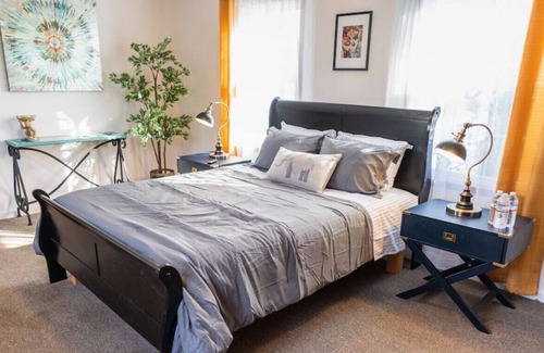 Magnolia Park House | BURBANK BLISS: MODERN 3BR HOUSE w/ SPACIOUS FENCED YARD & GARAGE p49