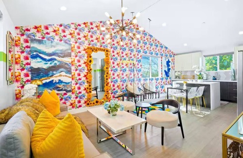 North Hollywood House | C. Glamorous NoHo Retreat near Universal & Hollywood w/Games, Hot Tub, & Parking