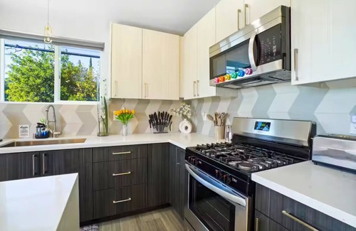 North Hollywood House | C. Glamorous NoHo Retreat near Universal & Hollywood w/Games, Hot Tub, & Parking