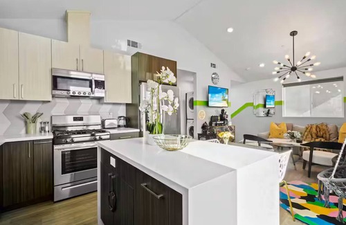 North Hollywood House | C. Glamorous NoHo Retreat near Universal & Hollywood w/Games, Hot Tub, & Parking