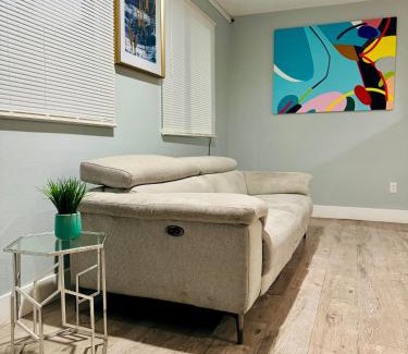 Los Angeles Hostel | California Castle - Fashion District - DTLA - Flexible