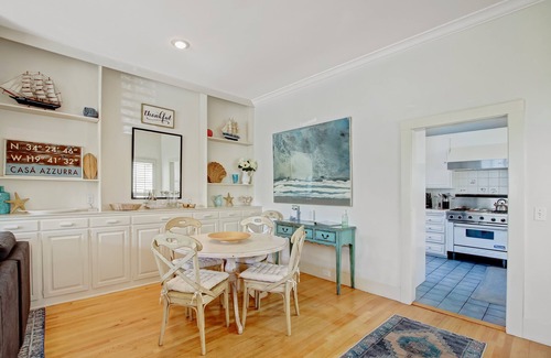 West Beach House | "Casa Azzurra" Dog Friendly! Heart of West Beach - walk to everything, patios and A/C!