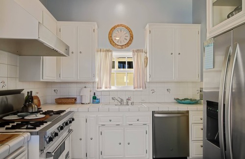 West Beach House | "Casa Azzurra" Dog Friendly! Heart of West Beach - walk to everything, patios and A/C!
