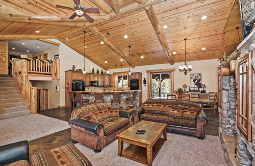 Castle Glen Estates Cabin | Castle Glen Lodge by Destination Big Bear : Luxury in Castle Glen! Outdoor Hot Tub! Game Room with Pool Table! Lake Views!