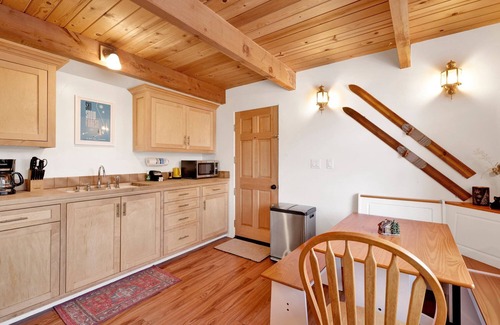 Sugarloaf Cabin | Cedar Chalet- Sugarloaf Retreat w/Hot Tub