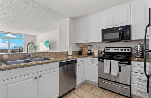Marina Peninsula Apartment | Charming 1-bedroom apartment in fabulous Marina del Rey with WiFi, fitness room