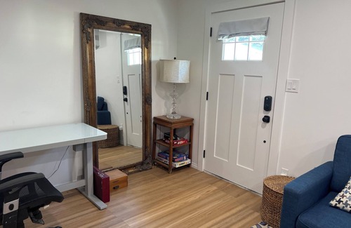 Newhall House | Charming 1-bedroom house with WiFi and kitchen in Santa Clarita