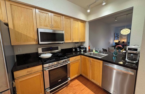 Emeryville Condo | Charming 2-bedroom condo with Golden Gate and Bay Bridge View in Emeryville