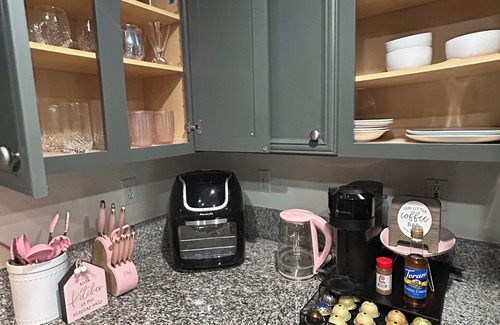 Greenacres House | Charming 3-bedroom house in lovely Bakersfield with AC, WiFi