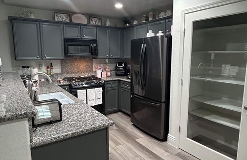 Greenacres House | Charming 3-bedroom house in lovely Bakersfield with AC, WiFi